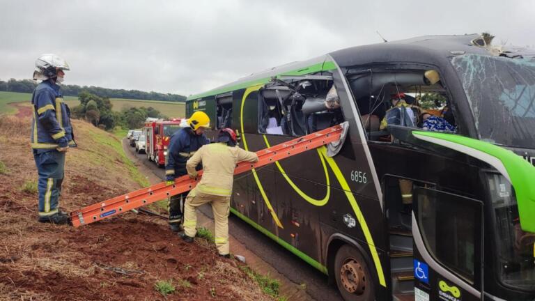 Peça de caminhão se solta, atinge ônibus na BR-277 e deixa pessoas feridas