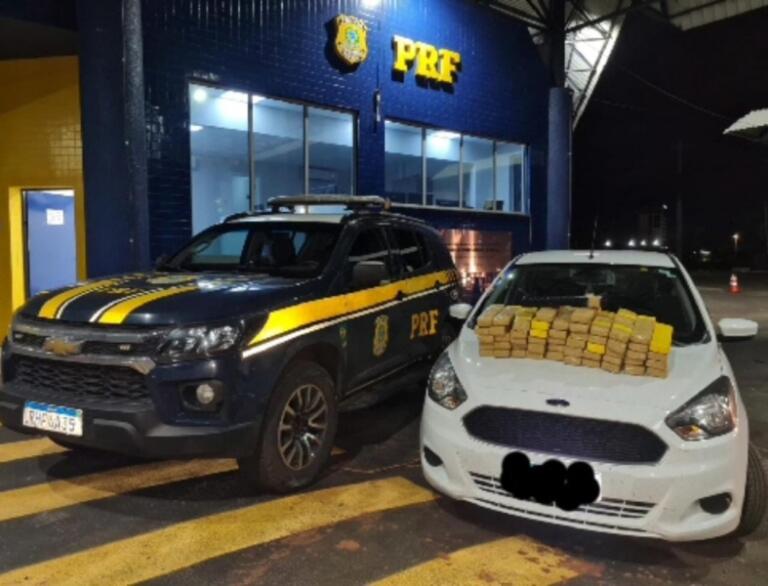 Mulheres são presas pela PRF com maconha escondida no assoalho do carro