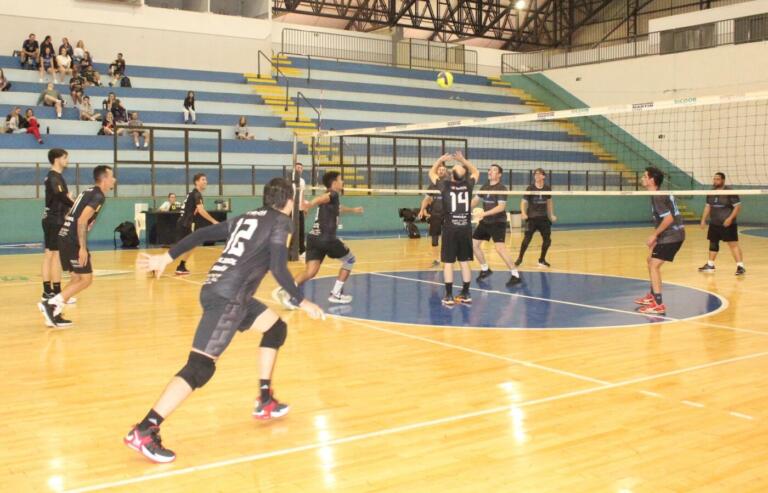 Municipal de Vôlei define semifinalistas do Masculino; Feminino conhece primeira finalista nesta terça-feira