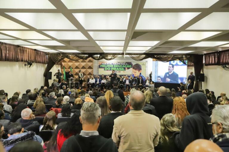 Tablets democratizam acesso à tecnologia em escolas do Oeste