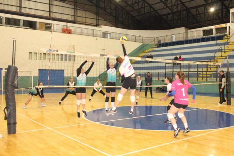 Aposentadas e Bodão vão decidir o Municipal de Voleibol Feminino
