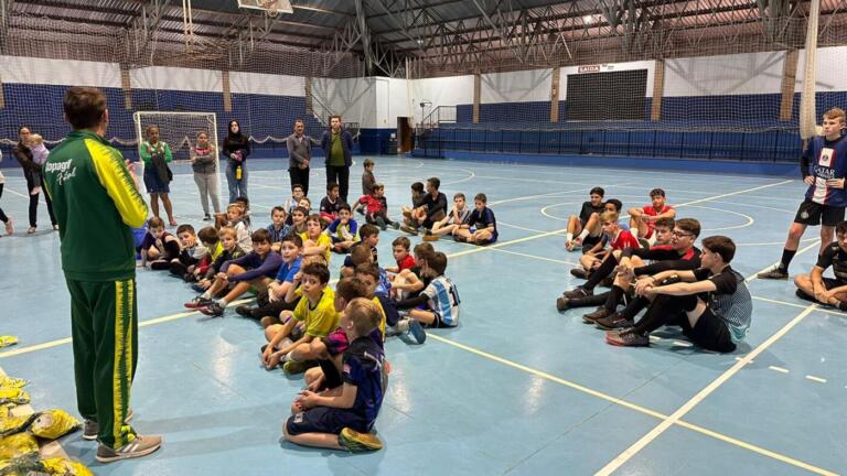 AACC faz entrega de kits esportivos para alunos da escolinha de futsal
