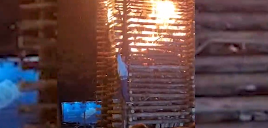 Rapaz escala a fogueira de São João para tirar foto e é abordado pela PM em Cascavel