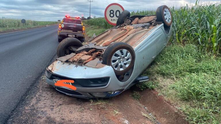 Jovem de 29 anos fica gravemente ferido após veículo capotar em rodovia da região