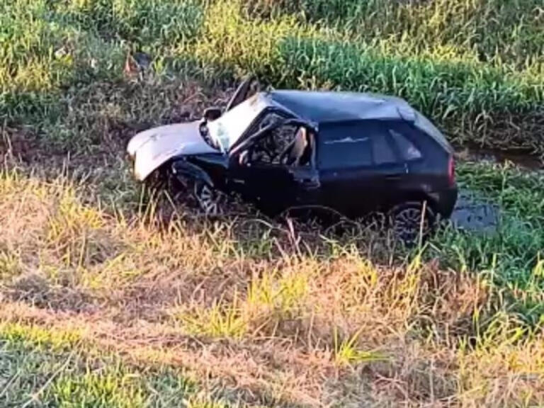 Carro capota e cai em córrego em Guaíra; duas pessoas ficam feridas