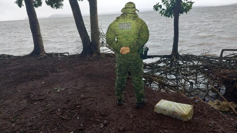 Fardo de maconha é localizado às margens do Porto Britânia