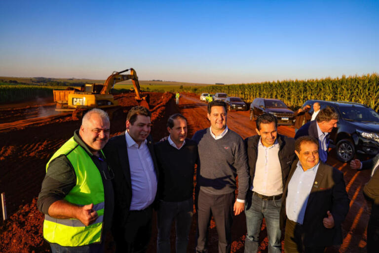 Governador vistoria obras de pavimentação na PR-239, entre Toledo e Assis Chateaubriand