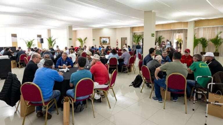 Itaipu promove diálogo com associações e colônias de pescadores que atuam no reservatório