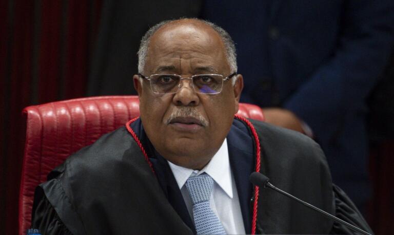 Relator no TSE vota pela inelegibilidade de Bolsonaro; julgamento será retomado quinta-feira