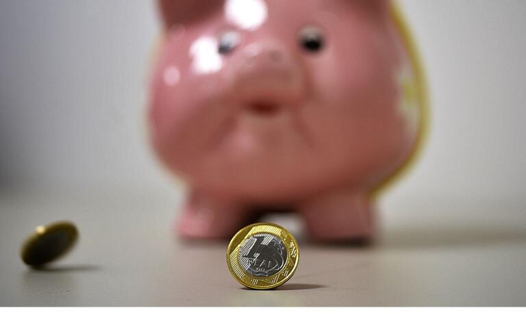 Retiradas da poupança superam aplicações em R$ 398 milhões em agosto