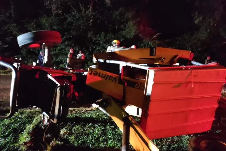 Motorista que bateu na traseira de trator tinha CNH vencida; teste do etilômetro apontou 0,08