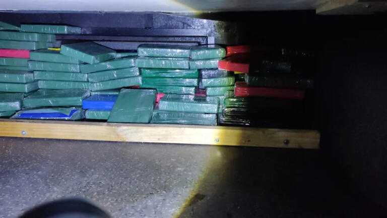 Polícia apreende mais de 200 kg de cocaína em van escolar no Oeste do Paraná