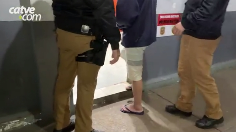 Homem abandona cadela com filhotes em terreno e é preso pela Polícia Militar