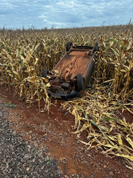 Carro furtado em Marechal Rondon é encontrado capotado em Quatro Pontes