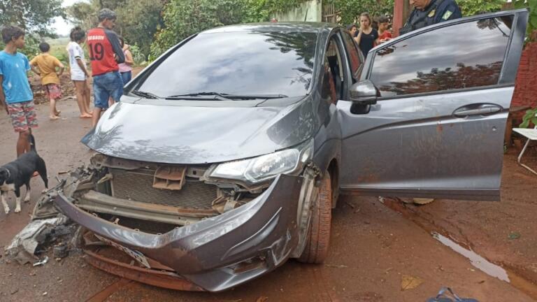 Motorista foge da PRF, derruba poste e maconha é apreendida em Guaíra