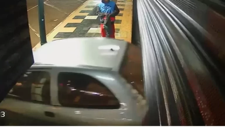 Gangue da marcha ré é presa após destruir fachada de loja e furtar carros