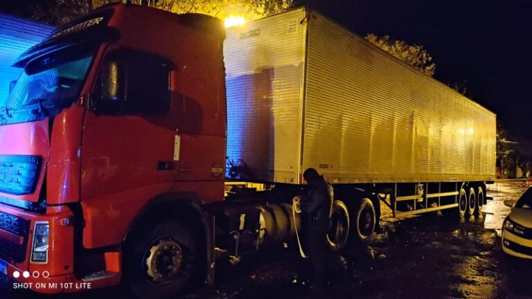 Denarc apreende em Mercedes carreta com carregamento milionário de cigarros