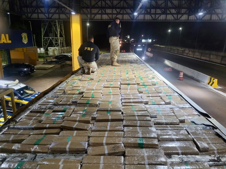 PRF apreende em Cascavel duas toneladas de maconha em câmara fria