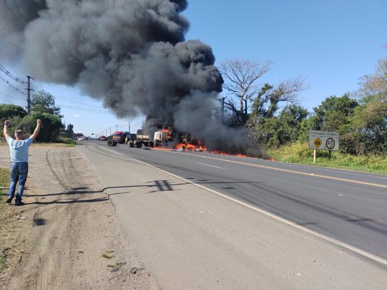 Dois caminhões batem, pegam fogo e interditam rodovia; seis pessoas ficam feridas