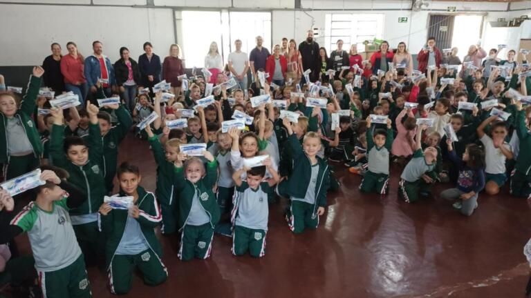 Alunos da rede municipal ganham kits de higiene bucal e ingressos ao parque de diversões