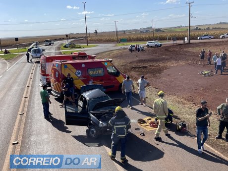 Colisão entre automóvel e carreta deixa três pessoas feridas em Maripá