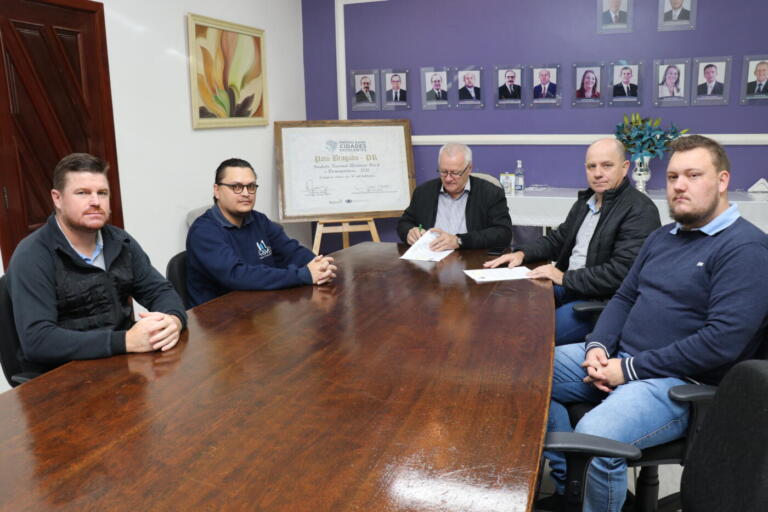 Governo municipal assina novo contratos de reformas e ampliações de infraestruturas em Pato Bragado