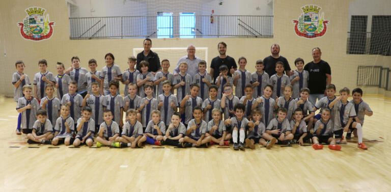 Secretaria de Esportes investe em uniformes para escolinhas de futsal e voleibol de Pato Bragado