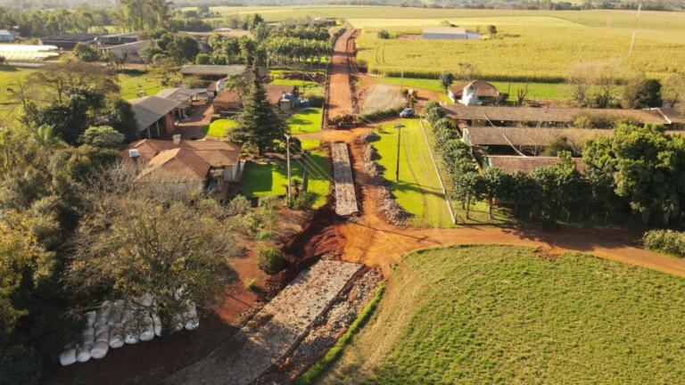 Linhas Neuhaus e Esquina Bandeirantes recebem pavimentações com pedras irregulares