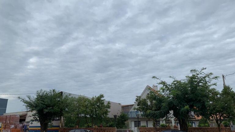 Pós feriado municipal tem céu encoberto; chuva retorna amanhã