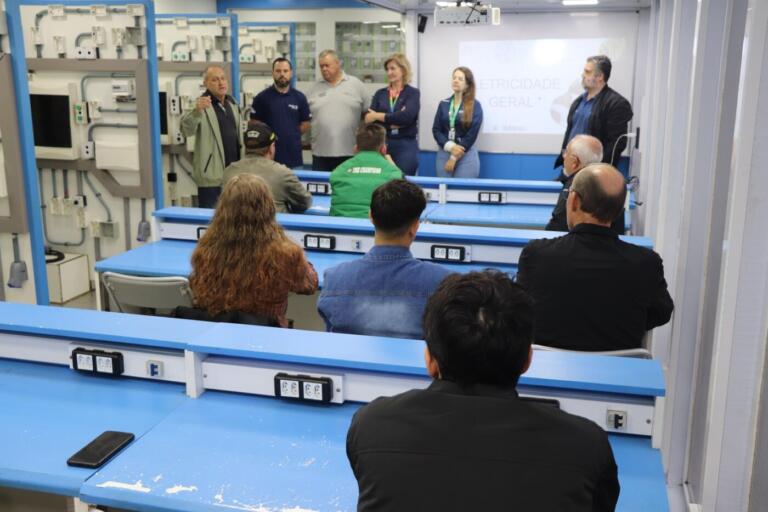Iniciado o curso gratuito de eletricista industrial na carreta do Senai