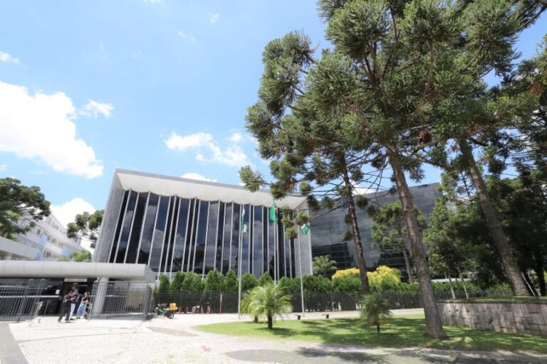 Assembleia vota nesta segunda-feira reajuste de servidores públicos do Paraná