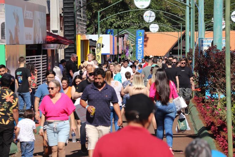 Milhares de pessoas passam pelo parque de exposições rondonense; veja o que ainda vai rolar neste domingo
