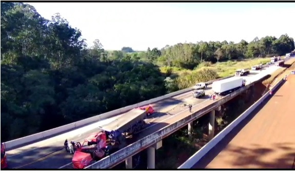 Quatro caminhões batem na BR-163, Contorno Oeste, em Cascavel