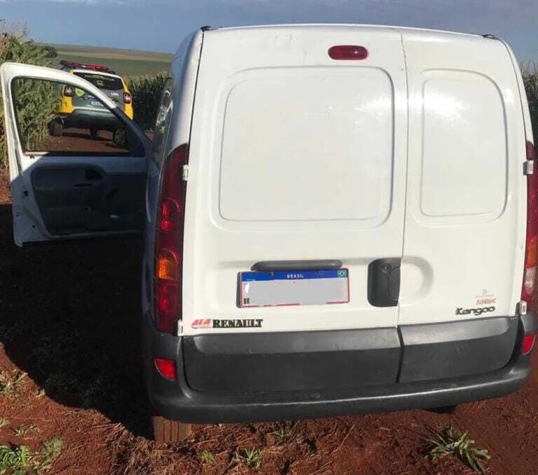 Assaltantes se passam por policiais e roubam quase 100 encomendas de veículo de transporte em Cascavel