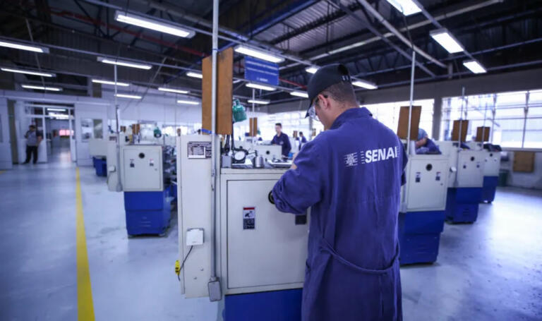 Senai abre inscrições para cursos técnicos gratuitos com mais de mil vagas no Paraná