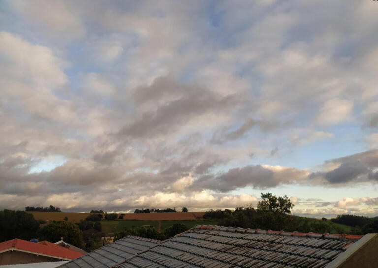 Tempo permanece instável, mas sensação de abafamento persiste; Defesa Civil emite alerta