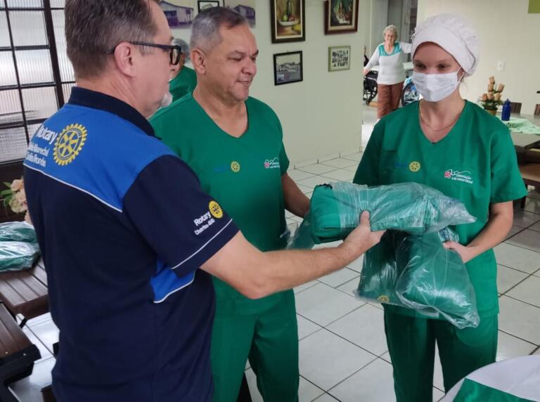 Rotary’s doam pijamas cirúrgicos ao Asilo Lar Rosas Unidas