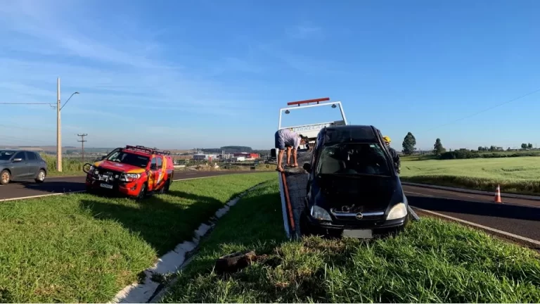 Mulher resulta com ferimentos após capotar veículo na BR-467 em Cascavel