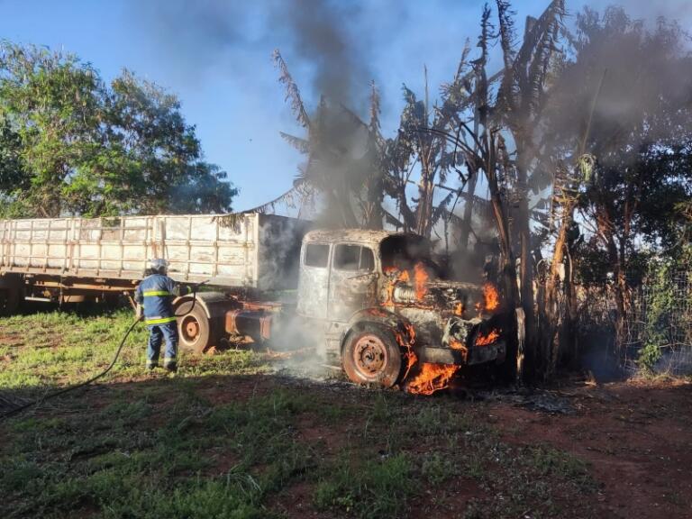 Caminhão é destruído por incêndio em Guaíra