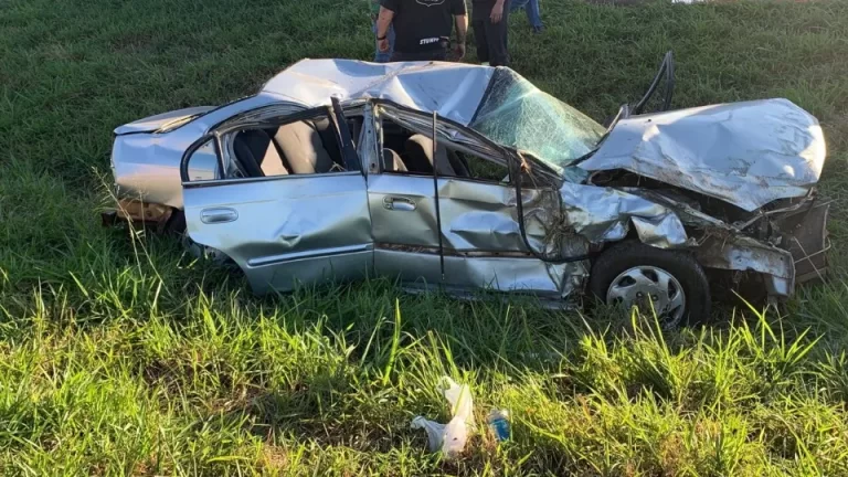 Carro capota e motorista fica preso nas ferragens na BR-467