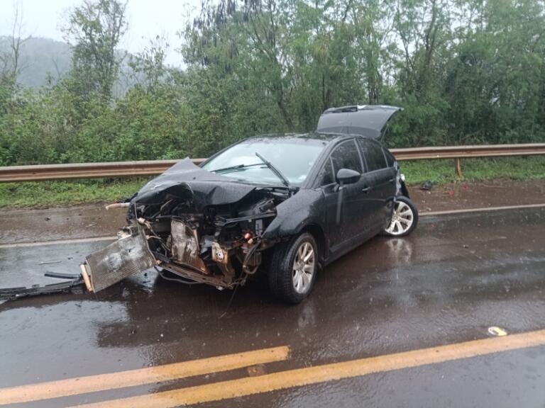 Carro fica destruído em acidente na BR-163 em Mercedes