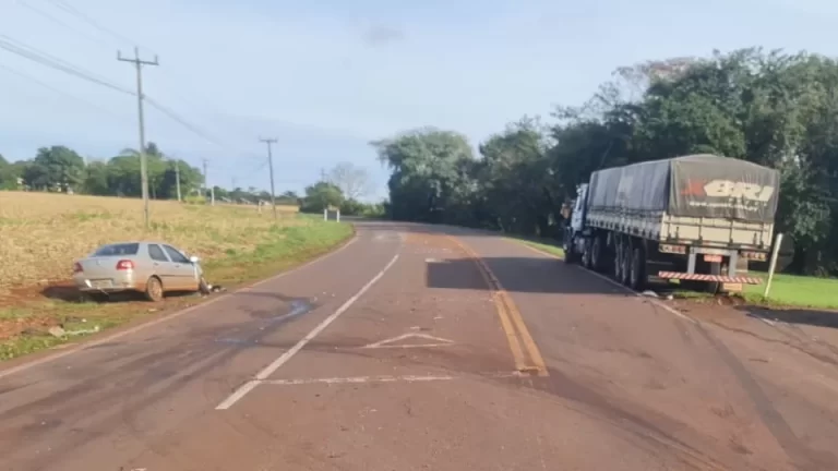 Batida frontal entre carro e caminhão deixa motorista ferida em Palotina