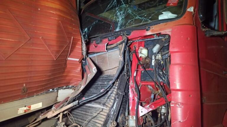 Acidente entre caminhões congestiona a BR-467 em Toledo