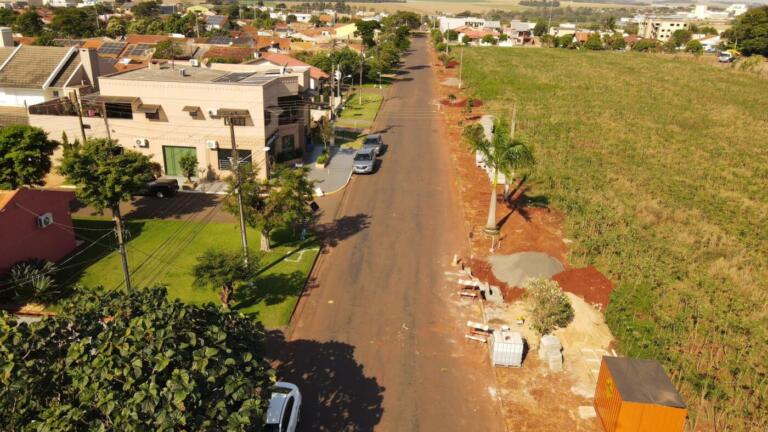 Obras para o alargamento e recape asfáltico de trecho da rua Porto Alegre estão em andamento