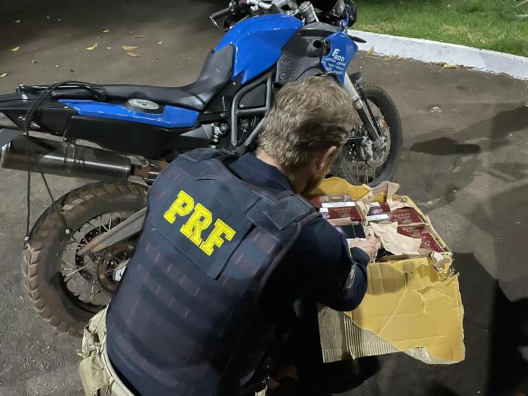 Homem que levava cigarros ilegais em mochila de delivery é preso pela PRF após tentar fugir