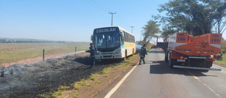 Ônibus escolar pega fogo com 13 crianças dentro no Paraná