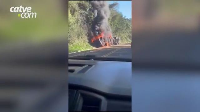 Motorista escapa ileso após carreta ser destruída por fogo na BR-277