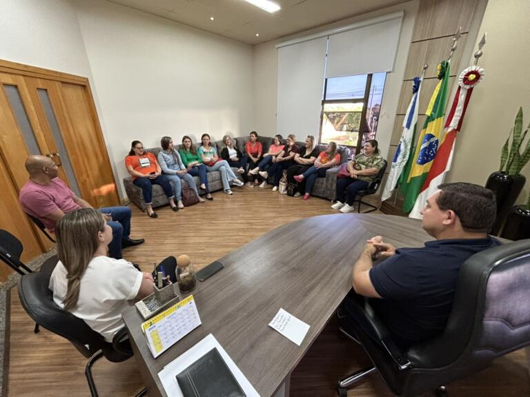 Prefeito de Mercedes recebe os 12 candidatos ao Conselho Tutelar em preparação para eleições