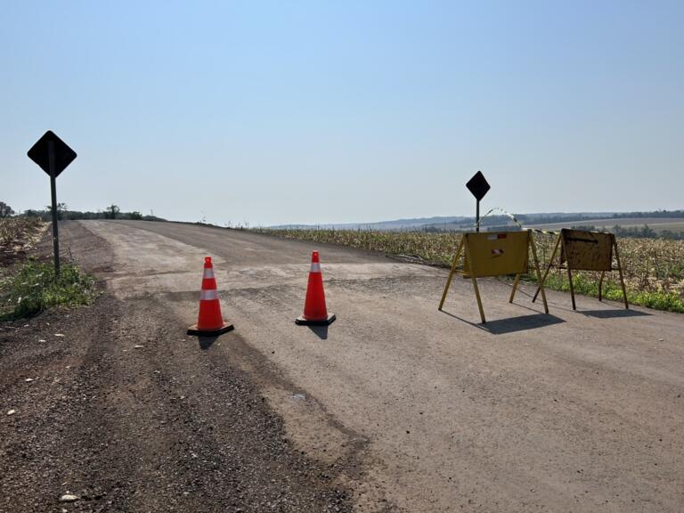 Retomada a obra de recapeamento na estrada Mercedes/Guaçu