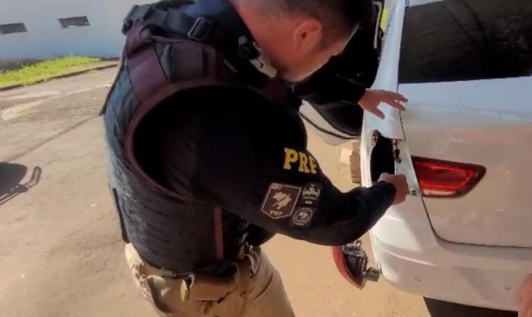 Policial de Cascavel é presa transportando carga milionária de cocaína